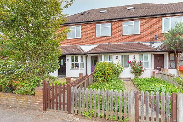 2 Bedroom Flat To Rent In Summer Road, Thames Ditton, KT7