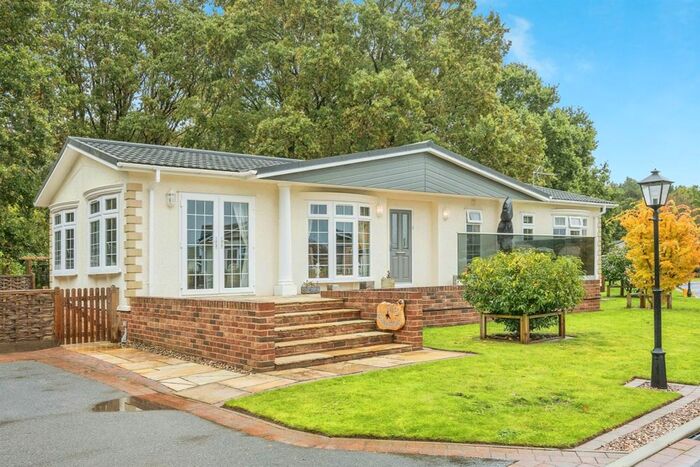 2 Bedroom Mobile/park Home For Sale In Woodlands Park, Haveringland, Norwich, NR10