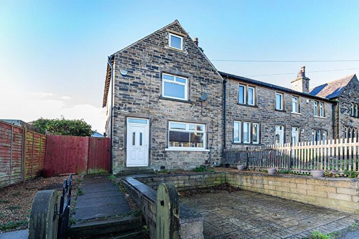 3 Bedroom End Terrace House To Rent In Hawes Avenue, Quarmby, Huddersfield, HD3
