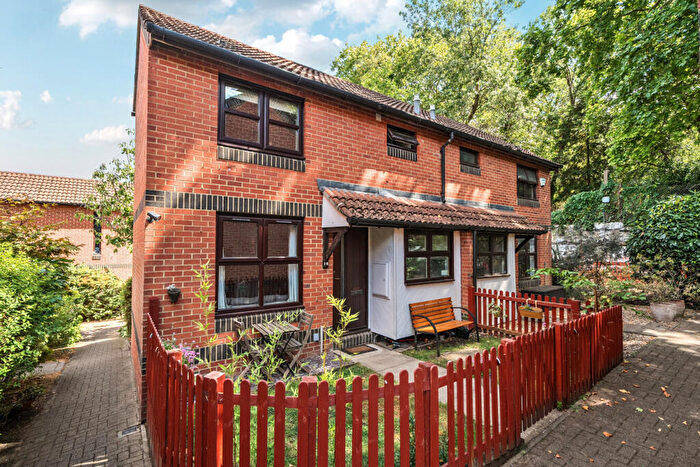 1 Bedroom House For Sale In Grovelands Close, Camberwell, London, SE5