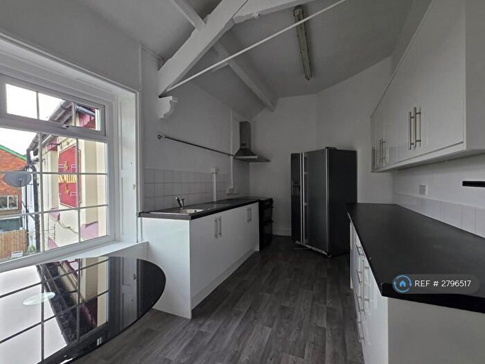 4 Bedroom Flat To Rent In Top Road, Wrexham, LL11