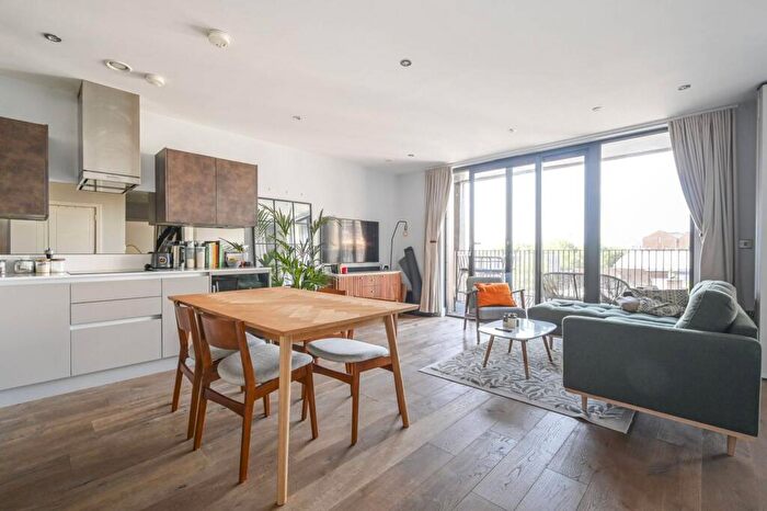 2 Bedroom Flat To Rent In Roach Road, Bow, London, E3