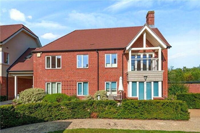 2 Bedroom Apartment For Sale In Ash Mews (Hampshire Lakes), Yateley, GU46
