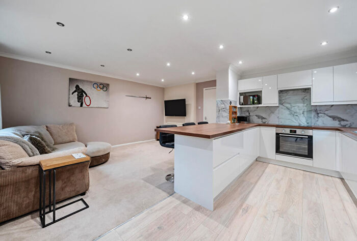 2 Bedroom Apartment For Sale In Chaucer Road, Bath, Somerset, BA2