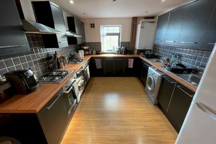 7 Bedroom Flat To Rent In Mundy Place - Cardiff, CF24