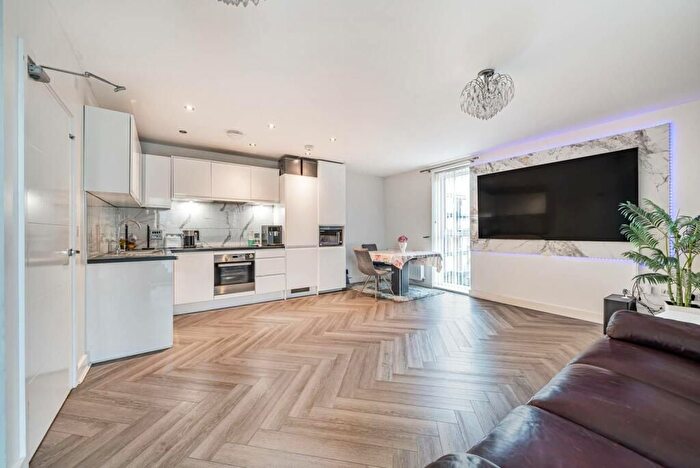 2 Bedroom Flat To Rent In Hickman Avenue, Chingford, E4