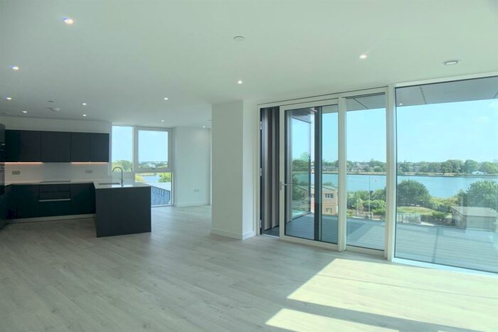 3 Bedroom Apartment To Rent In Hartingtons Court, N4