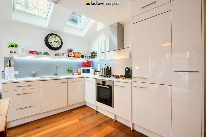 2 Bedroom Flat To Rent In Kimber Road, London, SW18