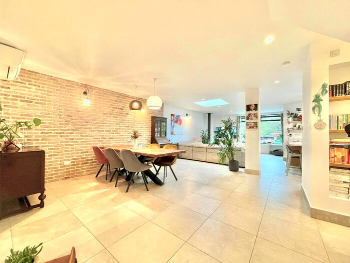 4 Bedroom Semi-Detached House To Rent In Chanctonbury Way, London, N12