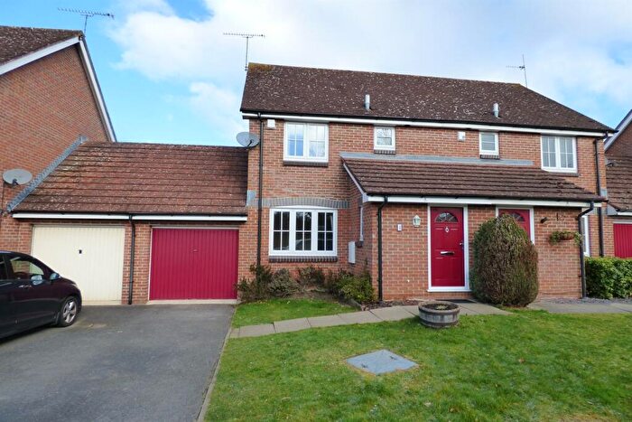 3 Bedroom Semi-Detached House To Rent In Clover Close, Wokingham, RG40