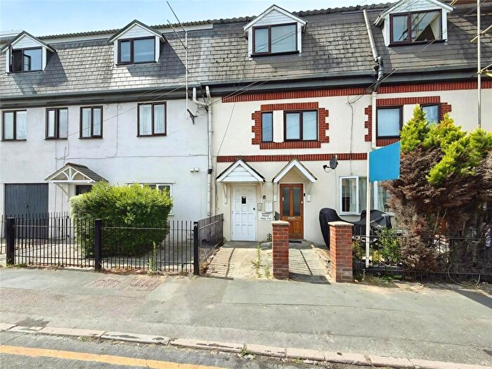 1 Bedroom Apartment For Sale In Marlborough Road, Woking, Surrey, GU21