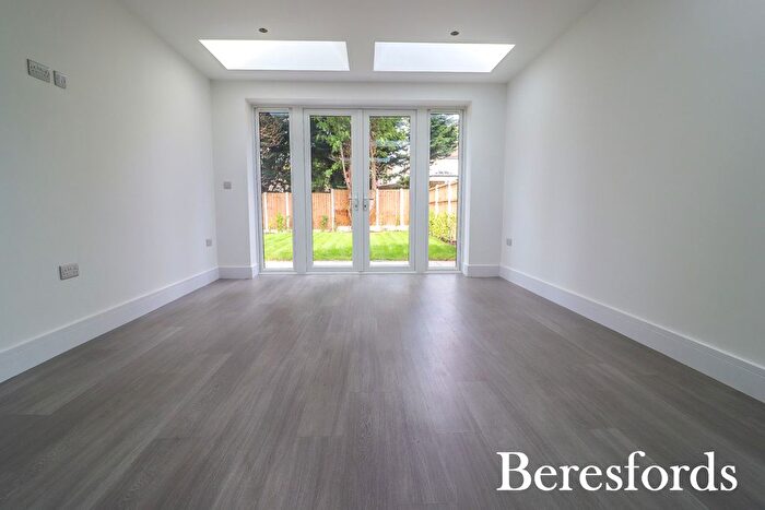 3 Bedroom Bungalow For Sale In Bridge Avenue, Upminster, RM14