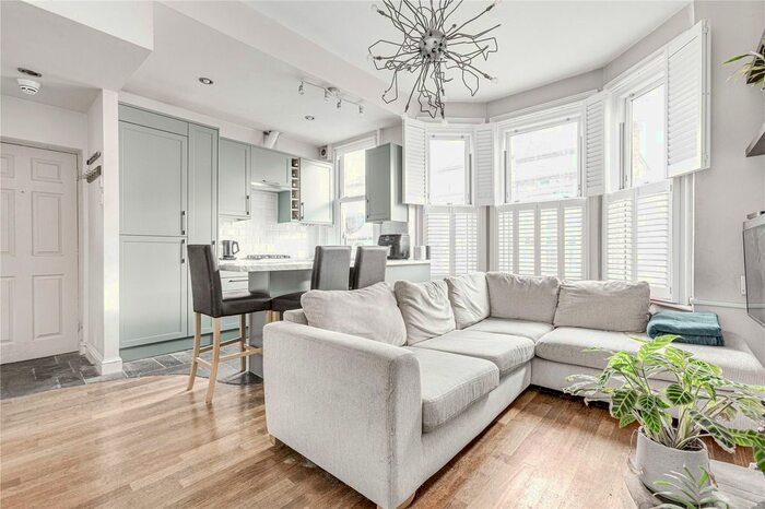 2 Bedroom Flat To Rent In Battersea Rise, Clapham Junction, SW11