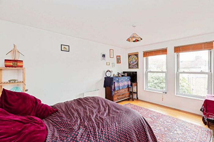 2 Bedroom Flat For Sale In Well Street, London, E9