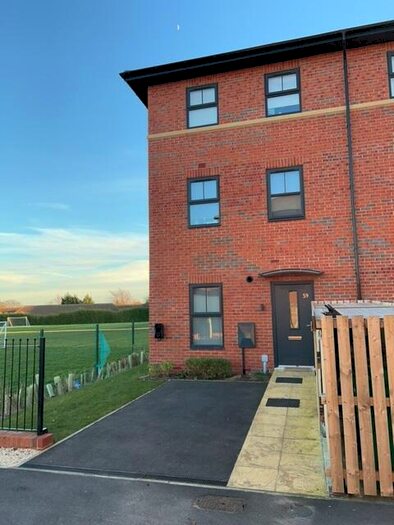 2 Bedroom Town House To Rent In Newbold Street, Nottingham, Nottinghamshire, NG8