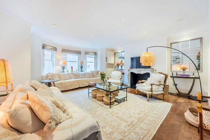 3 Bedroom Flat To Rent In Cadogan Square, Knightsbridge, London, SW1X