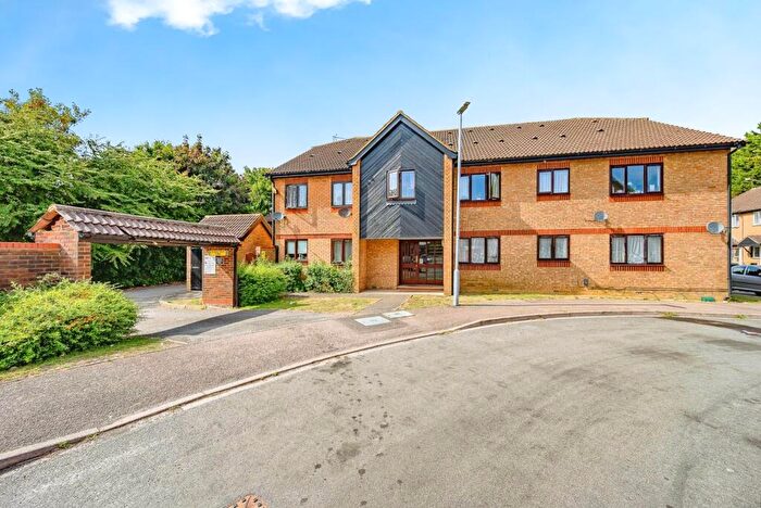 2 Bedroom Flat For Sale In Rodeheath, Luton, Bedfordshire, LU4