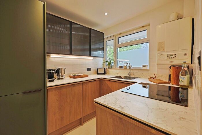 2 Bedroom Flat For Sale In Shuttleworth Road, London, SW11