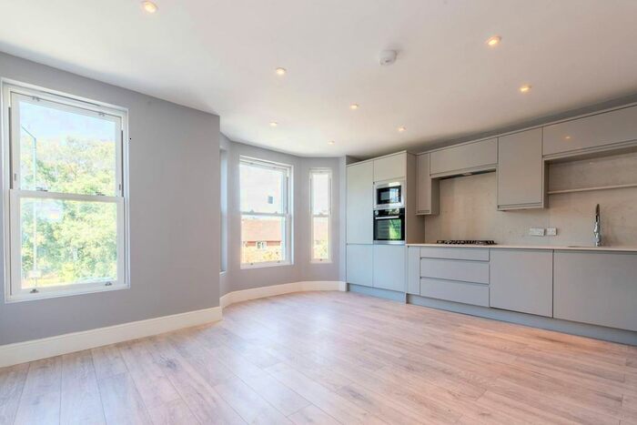 4 Bedroom Flat To Rent In Gap Road, Wimbledon, London, SW19