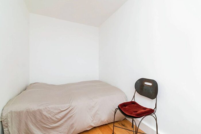 2 Bedroom Flat To Rent In Turner Street, Whitechapel, London, E1