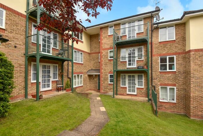 2 Bedroom Flat To Rent In High Wycombe, Null, HP11