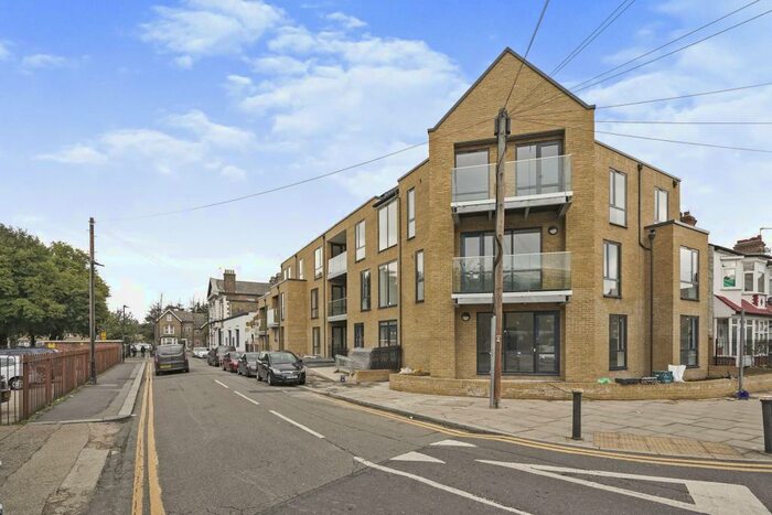 2 Bedroom Flat To Rent In Northumberland Park, Tottenham, N17