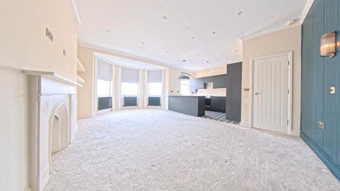 3 Bedroom Flat To Rent In St Aubyns, BN3