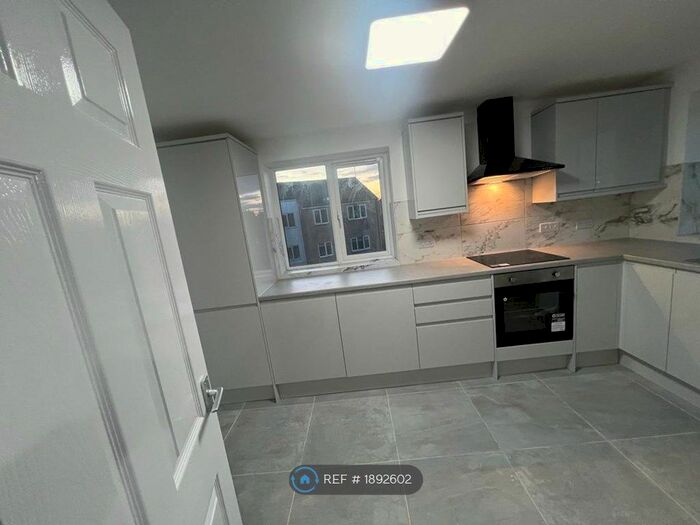 3 Bedroom Maisonette To Rent In Peartree Close, South Ockendon, RM15