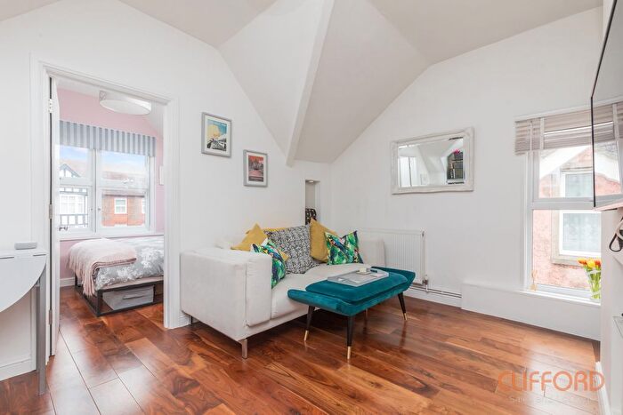 1 Bedroom Flat For Sale In Old Shoreham Road, Hove, BN3