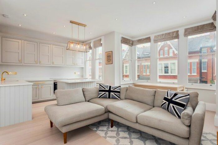 2 Bedroom Flat To Rent In Ellerker Gardens, Richmond, TW10