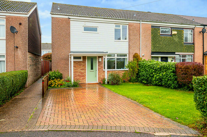3 Bedroom End Of Terrace House For Sale In Wood Close, Windsor, Berkshire, SL4