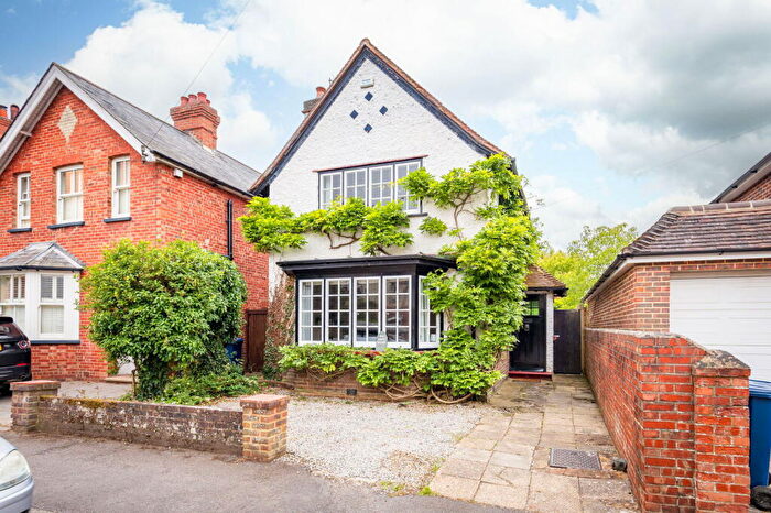 3 Bedroom Detached House For Sale In Barton Road, Guildford, GU5