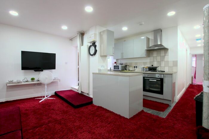 2 Bedroom Flat To Rent In High Road, Willesden, London, NW10