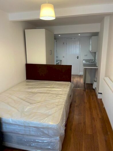 Terraced House To Rent In Priestley Gardens, Romford, Essex, RM6