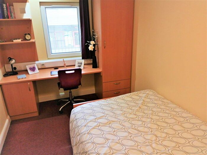1 Bedroom Flat To Rent In Longside Lane, Bradford, BD7