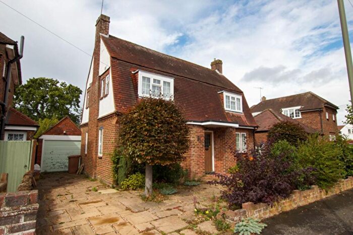 3 Bedroom Detached House For Sale In Briar Way, Guildford, GU4