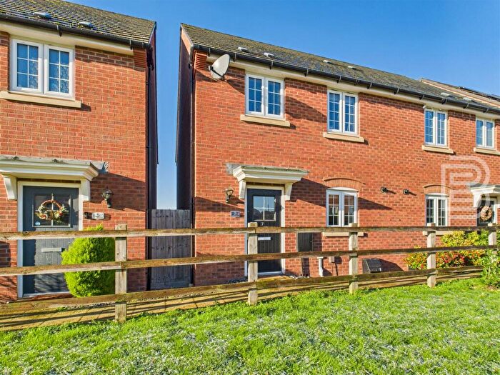 3 Bedroom Semi-Detached House For Sale In East Close, Cawston, Rugby, CV22