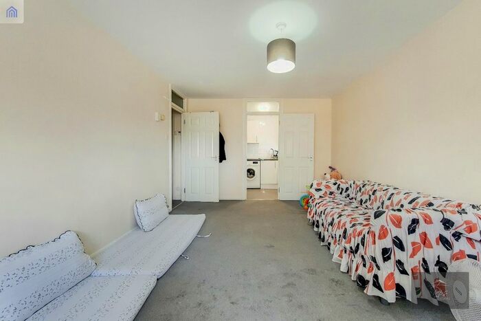 1 Bedroom Flat For Sale In Houstoun Court, Vicarage Farm Road, TW5