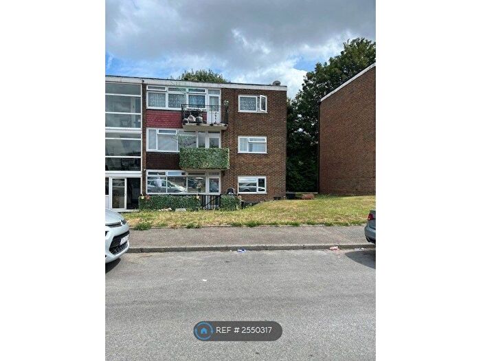 3 Bedroom Flat To Rent In Wainscott, Rochester, ME2