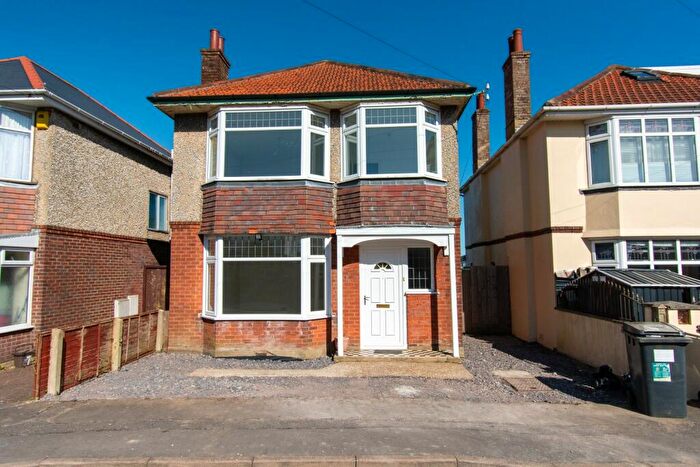 3 Bedroom Detached House To Rent In Bed Detached House In Moordown, BH9