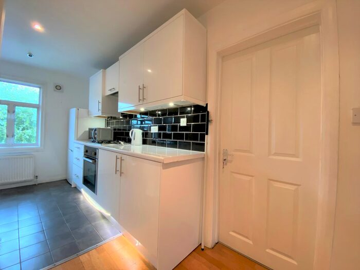 2 Bedroom Flat To Rent In Coningham Road, Shepherds Bush, London, W12