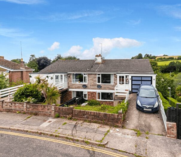 4 Bedroom Semi-Detached House To Rent In Grosvenor Close, Torquay, TQ2