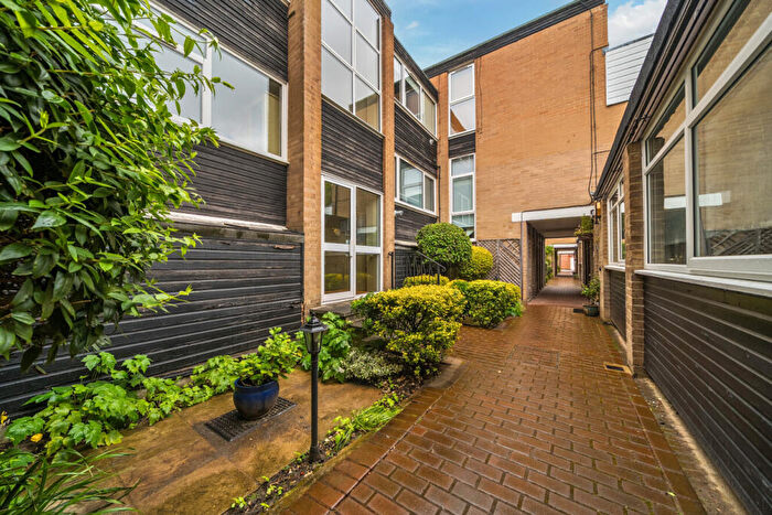 2 Bedroom Flat For Sale In Willow Grove, Chislehurst, Kent, BR7