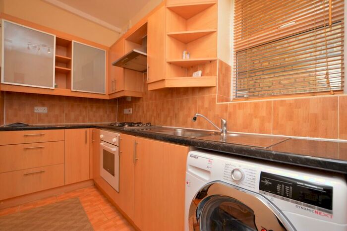 2 Bedroom Flat To Rent In Alexdanra Drive, SE19