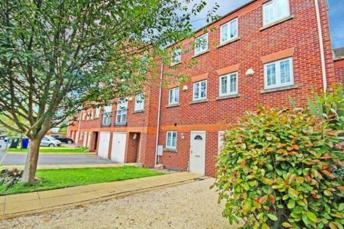 4 Bedroom Town House To Rent In Grants Yard, Burton-On-Trent, DE14