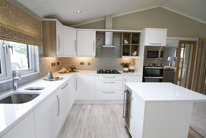 2 Bedroom Mobile/park Home For Sale In Roecliffe, York, YO51