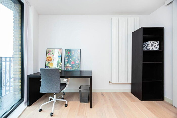 2 Bedroom Apartment For Sale In Starboard Way, London, E16