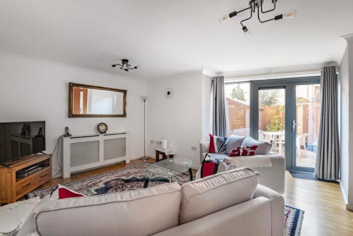 2 Bedroom Flat To Rent In Kenninghall Road, Clapton, E5