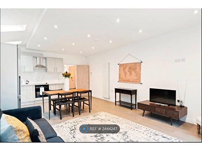 2 Bedroom Flat To Rent In Battersea, London, SW11