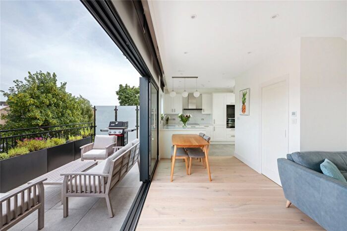 4 Bedroom Maisonette For Sale In Badminton Road, Nightingale Triangle, SW12